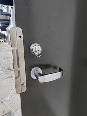 Commercial lock before replacement in Saint Cloud